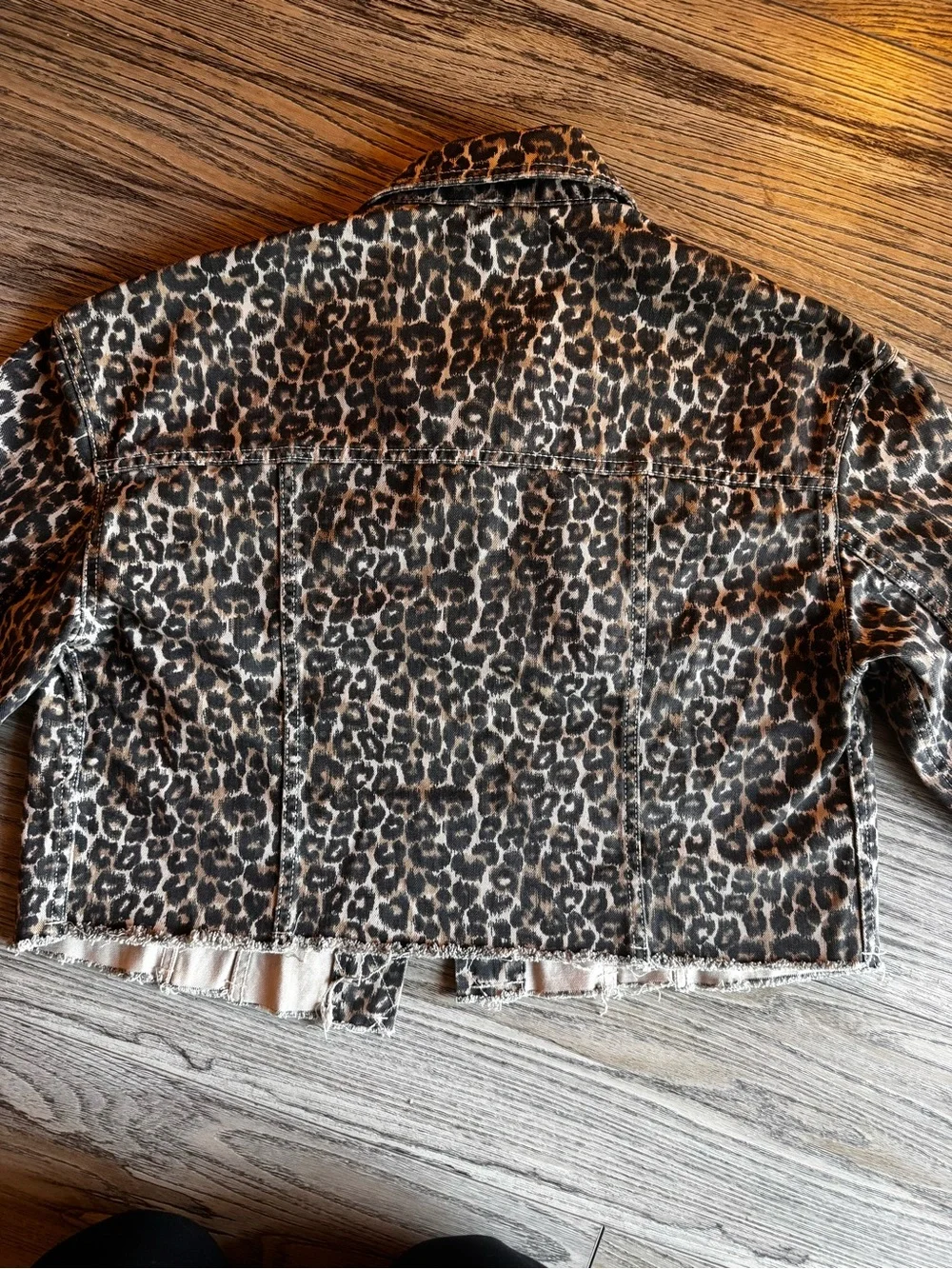 Free People Leopard Print Cropped Denim Jacket XS Raw Hem Animal Print - Picture 4 of 6